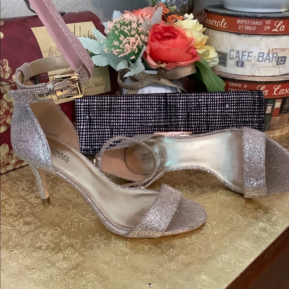 Gorgeous MK gold specked 3” sandal - Picture 5 of 12